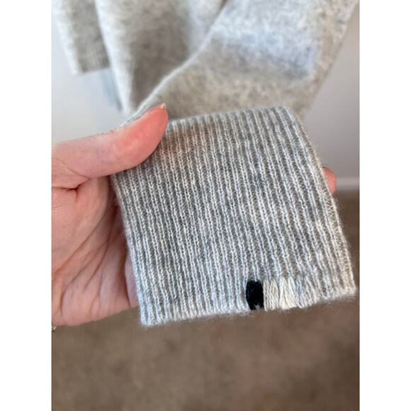 One Grey Day Sloane Gray V Neck 100% Cashmere Sweater size Small - Picture 9 of 10